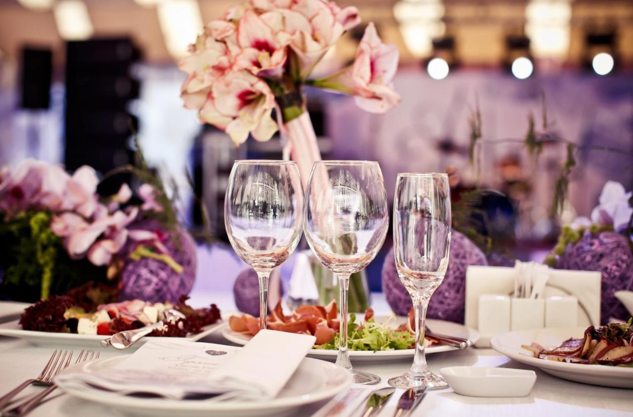 Отель Hyatt Centric Janakpuri Нью-Дели Экстерьер фото A table set for a formal dinner