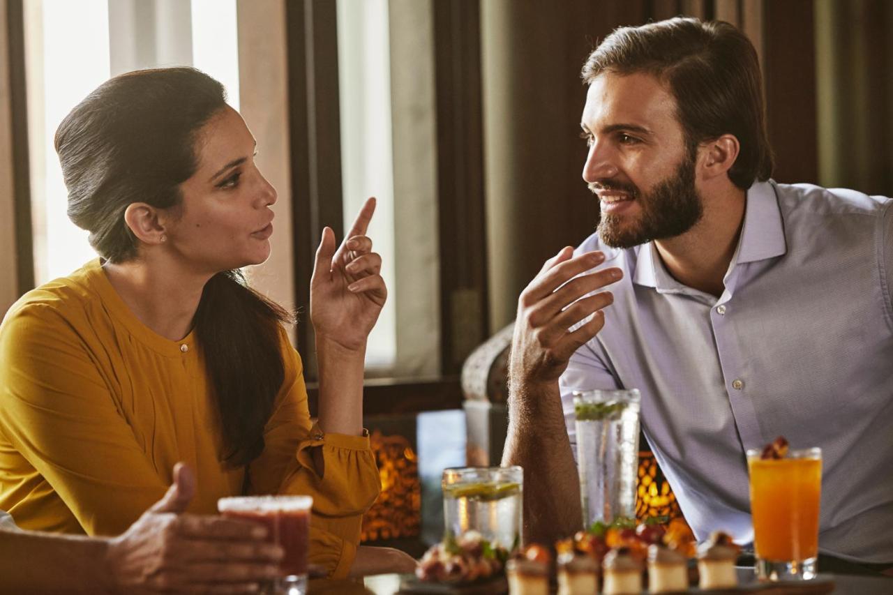 Отель Hyatt Centric Janakpuri Нью-Дели Экстерьер фото A couple talking