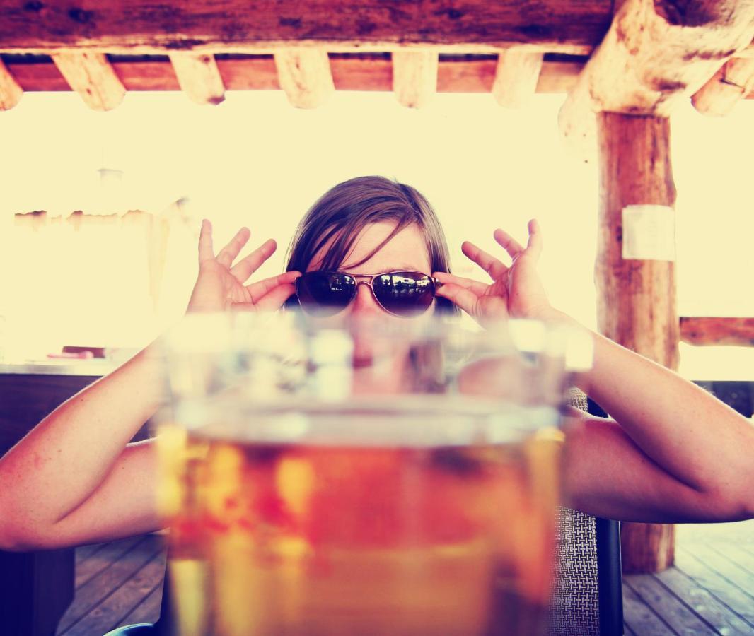 Отель Hyatt Centric Janakpuri Нью-Дели Экстерьер фото A woman drinking beer