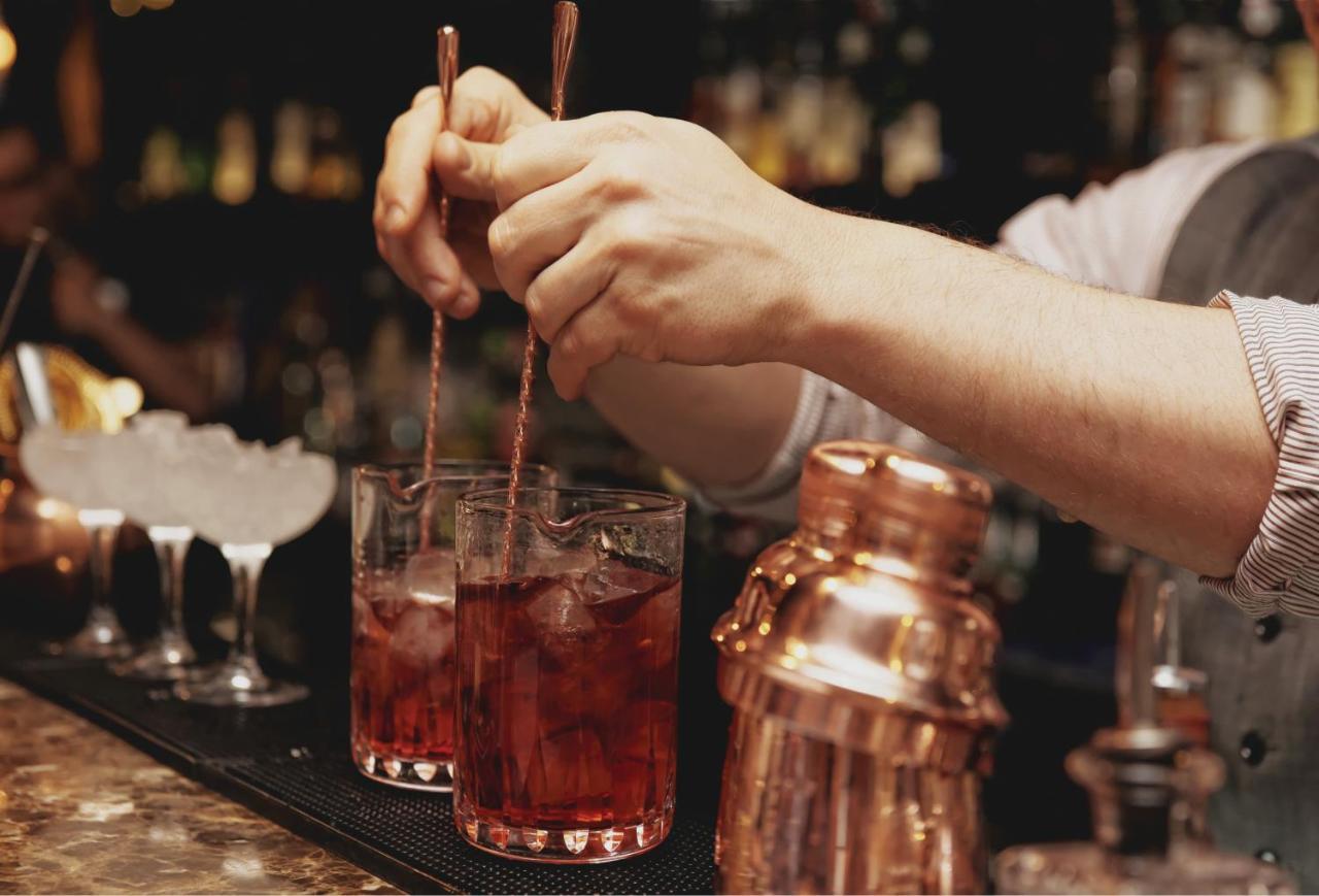 Отель Hyatt Centric Janakpuri Нью-Дели Экстерьер фото A bartender stirring a Negroni