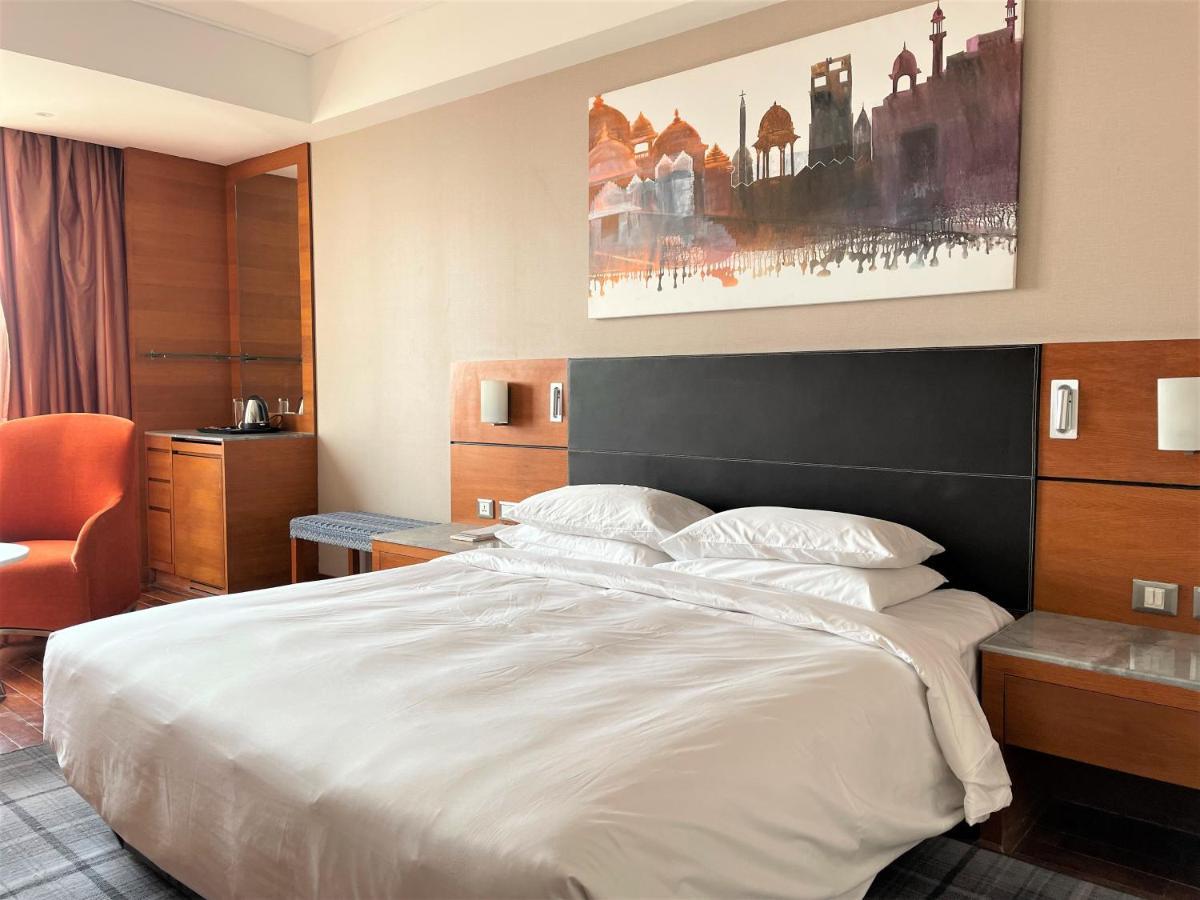 Отель Hyatt Centric Janakpuri Нью-Дели Экстерьер фото A room at the Taj Mahal Palace