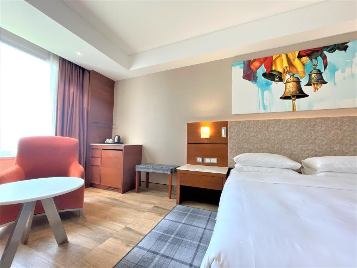 Отель Hyatt Centric Janakpuri Нью-Дели Экстерьер фото A room at the hotel