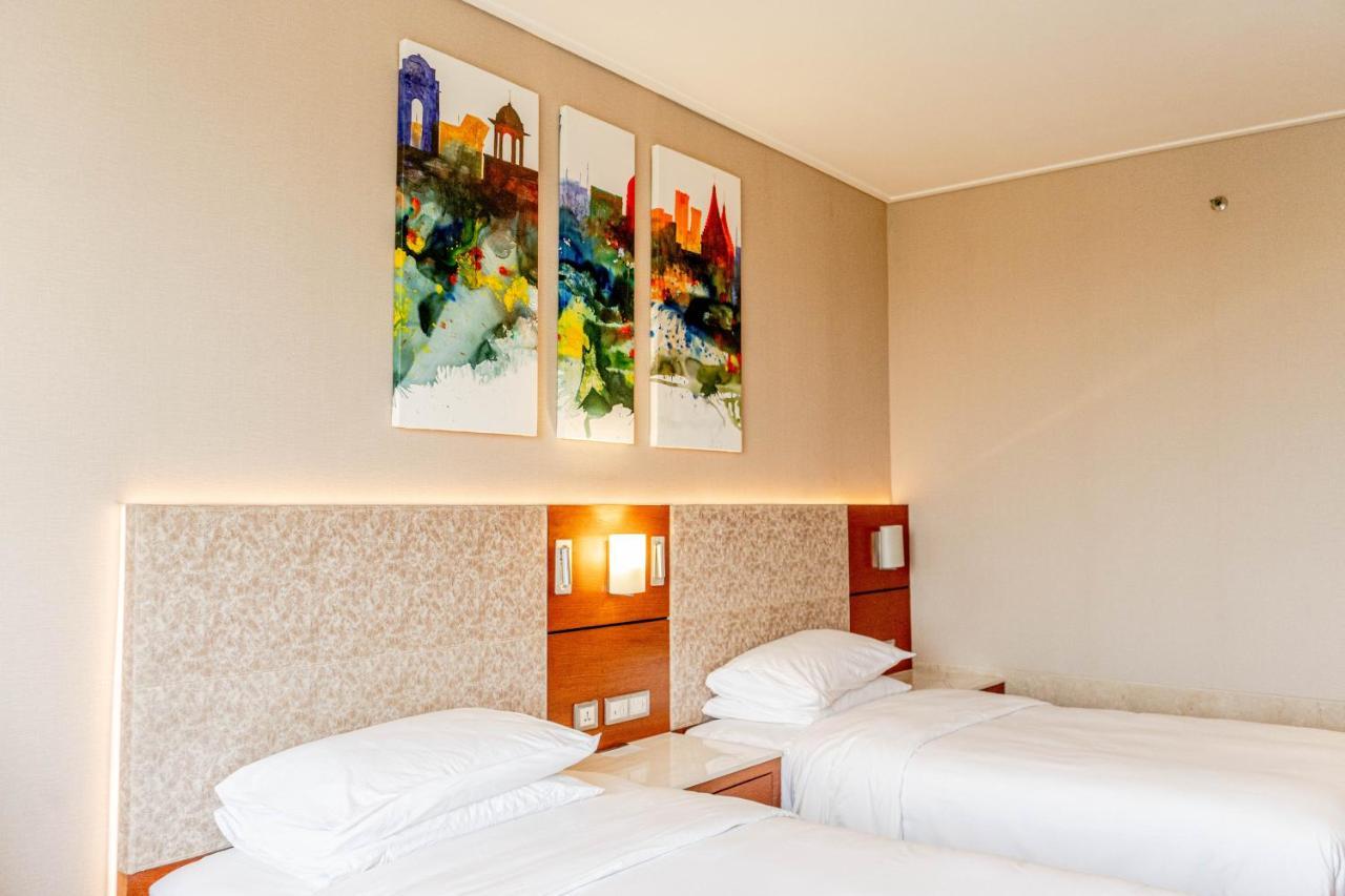 Отель Hyatt Centric Janakpuri Нью-Дели Экстерьер фото A room at the hotel